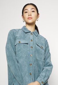 Pieces PCEFFI SHIRT - Blusa com botões - trooper