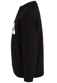 Sudadera negra de manga larga, con puños y dobladillo acanalados. Presenta un gran logo blanco en el frente. La tela parece suave y duradera.