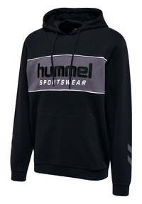 Svart hoodie med en grå rand och ordet "hummel" i djärva, vita bokstäver. Inkluderar en ficka framtill och mönstrade ärmar.