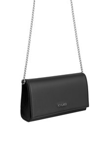 Borsa a pochette in pelle nera con tracolla in catena argentata, caratterizzata da una forma rettangolare e un dettaglio metallico con logo sulla parte anteriore.