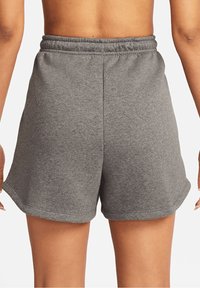 Pantalones cortos de mezcla de algodón grises con una cinturilla elástica, que presentan un corte holgado y costuras laterales que curvan hacia arriba en el dobladillo.