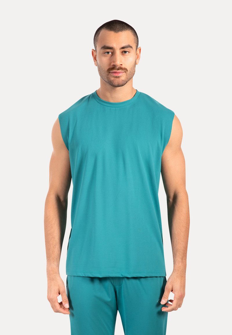 Vielseitiges ärmelloses sportliches Oberteil in Teal mit Rundhalsausschnitt, aus einem glatten, dehnbaren Stoff gefertigt. Es hat eine lockere Passform und minimale Nähte für optimalen Komfort.
