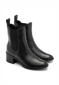 Czarne skórzane botki za kostkę mają spiczasty nos, elastyczne boczne panele i niski, blokowy obcas, z teksturowanym wykończeniem dla dodatkowych detali.