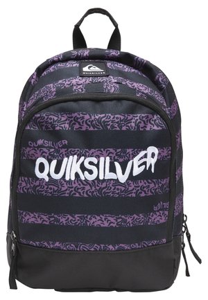 Un sac à dos Quiksilver avec des rayures violettes sur un fond de tissu noir. Il possède une poignée supérieure et un logo à l'avant en texte blanc.