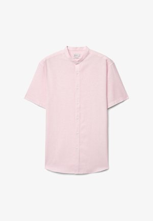 Hellrosa Kurzarm-Hemd zum Knöpfen mit Stehkragen, aus weichem Stoff, flach auf einem weißen Hintergrund dargestellt.