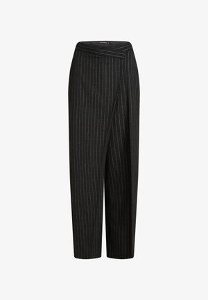 Crne hlače s prugicama širokih nogavica, s kraćom dužinom i preklopnim pojasom za sofisticirani izgled. Mekana tekstura tkanine.
