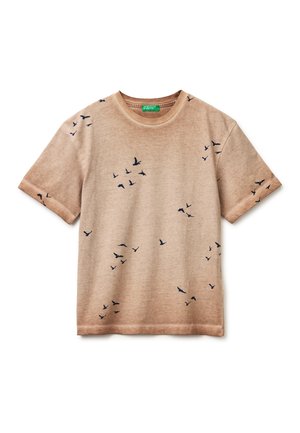 Beiges T-Shirt mit kurzen Ärmeln, bedruckt mit verstreuten kleinen schwarzen Vogelsilhouetten auf Vorderseite, Ärmeln und im Bereich des Halsausschnitts.