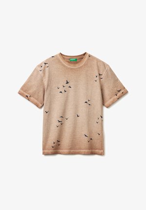 Camiseta de manga corta beige con pequeños siluetas negras de pájaros impresas distribuidas por el frente, las mangas y la zona del cuello.