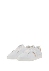Białe skórzane sneakersy z beżowymi akcentami, okrągły czubek, płaska biała gumowa podeszwa oraz sznurówki z dwoma dekoracyjnymi paskami.