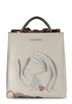 Cremefarbene Handtasche mit metallisch-silbernem, besticktem, abstraktem Gesicht und braunen, strukturierten Griffen, mit einer kleinen Logo-Plakette oben in der Mitte.