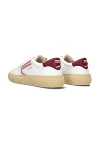 Sneakers bianchi in pelle con accenti bordeaux, suole beige testurizzate e branding sottile ai lati e sul retro. Design della punta arrotondata.