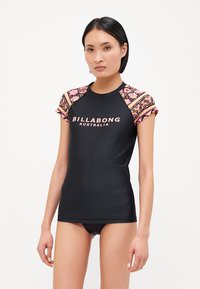 Čierny plavkový top s krátkymi rukávmi s kvetinovým vzorom. Na prednej strane je vytlačený nápis "BILLABONG AUSTRALIA" svetloružovou farbou. Hladká textúra.