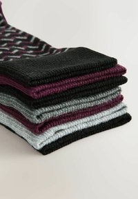 Set de cinci șosete în culorile negru, mov închis, gri deschis și gri închis. Material tricotat cu textură în dungi și model geometric pe șoseta de sus.