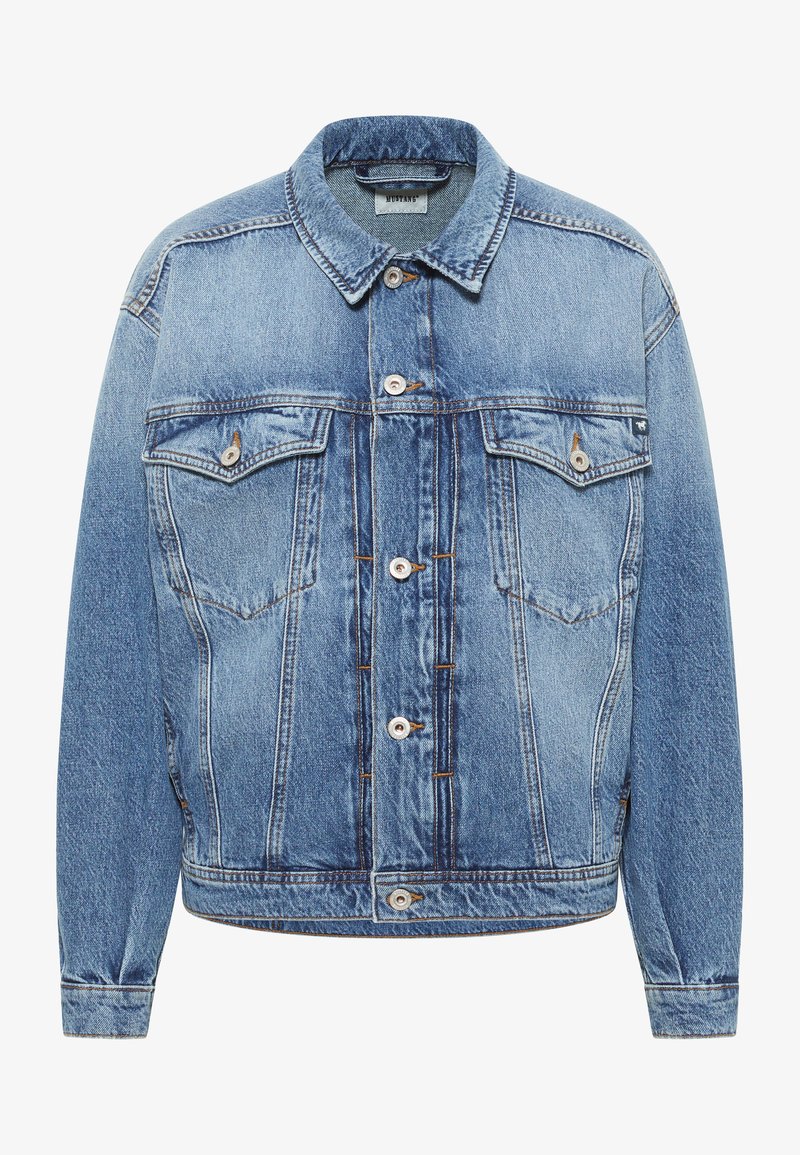 Jasnoniebieska kurtka dżinsowa z kołnierzykiem, zapinana na guziki, z dwiema kieszeniami na piersi oraz kontrastowymi szwami na rękawach i dolnym końcu.