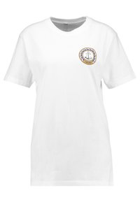 Hvid bomulds T-shirt med rund hals, med et marineblåt og gyldent broderet ankeremblem på venstre brystområde. Korte ærmer.