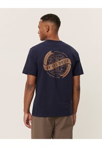 Les Deux GLOBE - T-shirt estampada - dark navy/tobacco brown