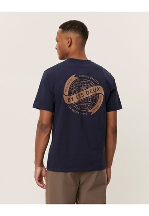 Les Deux GLOBE - T-shirt con stampa - dark navy/tobacco brown