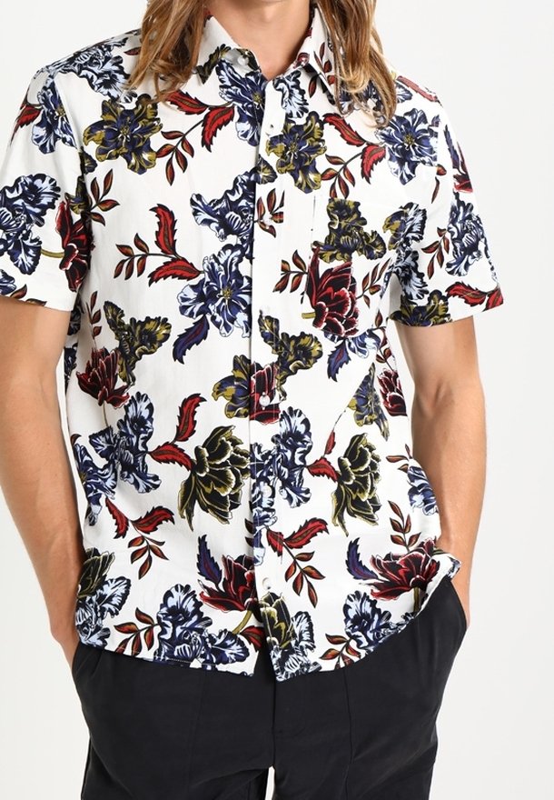 Camicia a maniche corte con sfondo bianco e fantasie floreali colorate in blu, rosso e giallo. Design con bottoni e vestibilità comoda.