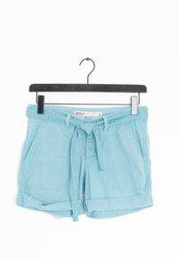 Shorts en lin bleu clair avec taille à nouer, revers roulés et poches avant. Comprend une étiquette avec "ONLY" imprimé en rouge.