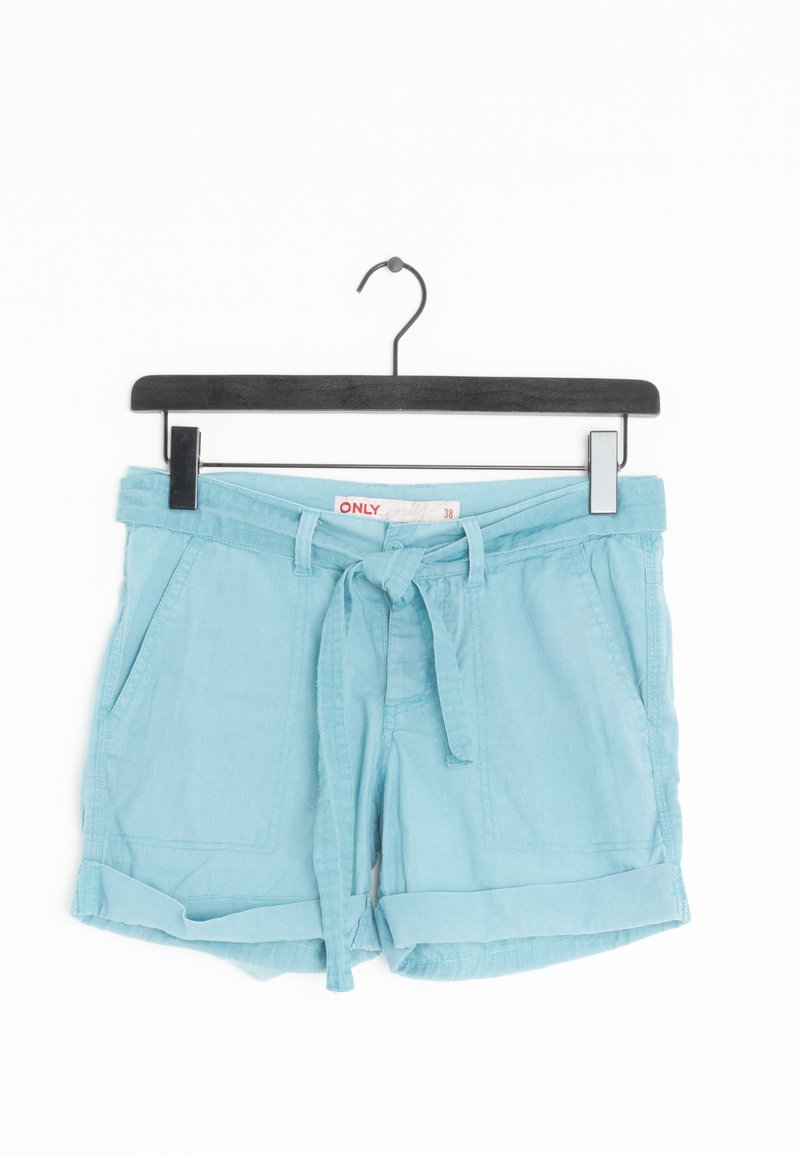 Shorts en lin bleu clair avec taille à nouer, revers roulés et poches avant. Comprend une étiquette avec "ONLY" imprimé en rouge.