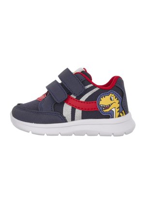 Sneakers blu navy con accenti rossi, dotati di due cinturini in velcro, una grafica di dinosauro e strisce grigie sui lati. Suola bianca.