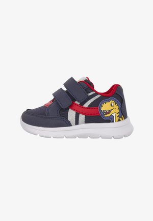 Mørkeblå sneakers med røde detaljer, udstyret med to velcro-stropper, en dinosaur grafik og grå striber på siderne. Hvid sål.