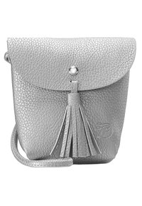 Strieborná kožená crossbody taška s textúrovaným povrchom, uzatváraním na chlopňu, kovovým zacvakávacím uzáverom a dekoračným detailom s strapcom. Vyrazené logo na prednej strane.