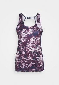 Atletyczny top na ramiączkach z marmurkowym wzorem w ciemnym fiolecie, różu i granacie. Wykonany z lekkiego materiału, z tyłem typu racerback.