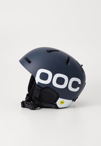Marineblå skihjelm med hvit "POC" logo, ventilasjonsluker, MIPS-klistremerke, justerbar hakefeste og polstret innvendig for komfort.
