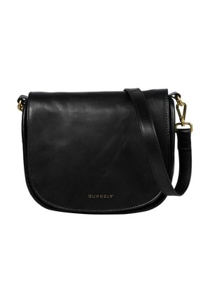 Borsa a tracolla nera in pelle con chiusura a patta, hardware dorato e tracolla regolabile, con il marchio "Burkely" sul fronte.