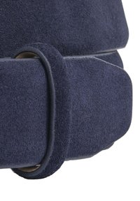 Cinturón de ante azul marino que presenta una textura suave, con una hebilla redondeada y bordes cosidos para mayor durabilidad y un acabado refinado.