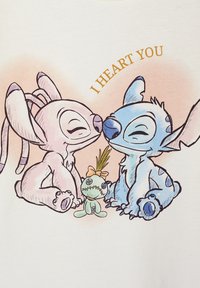 Karikaturhafte Grafik mit zwei bunten Tierfiguren—pink und blau—die lächeln, mit einem grünen Plüschspielzeug dazwischen und dem Text "ICH LIEBE DICH."