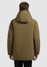 Olivengrøn isoleret parka med en stor, justerbar hætte, glat tekstur, sidelommer og elastiske manchetter for varme og komfort.