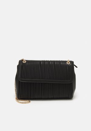 Borsa nera plissettata con forma strutturata, texture in pelle liscia, tracolla in catena dorata e chiusura a patta pieghevole.