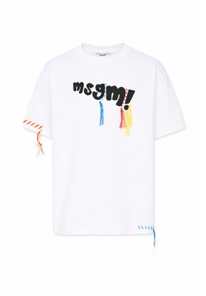 Biały t-shirt z krótkim rękawem z napisem "msgm!" w czarnych literach oraz zwisającymi frędzlami z niebieskich, czerwonych i żółtych nitek na przodzie i rękawkach.
