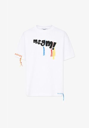 T-shirt bianca a maniche corte con la scritta "msgm!" in lettere nere e nappine di fili blu, rossi e gialli appese sul davanti e sulle maniche.