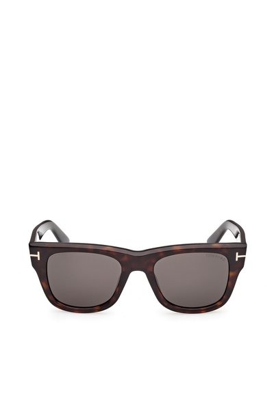 Hnědé brýle s želvími obrubami s tmavými čočkami, čtvercovým tvarem a výraznými bočními panty s kovovým logem.