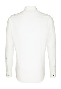 Chemise blanche à manches longues avec un col classique, texture lisse et accents de boutons noirs aux poignets, présentant un design simple et intemporel.