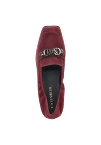 Burgunderfarbene Wildleder-slipper mit quadrater Spitze, ausgestattet mit einer silbernen Kettenakzentuierung und einer schwarzen Innensohle mit Logo-Detail.