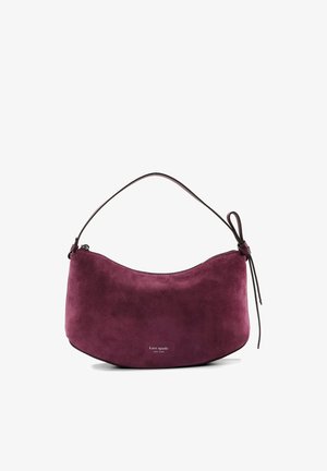 Borsa a tracolla in pelle scamosciata viola con una forma curva e una sottile tracolla in pelle. Presenta un dettaglio annodato e un piccolo logo nella parte inferiore.