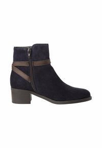 Bottine en suède bleu marine avec talon carré bas, fermeture éclair latérale et détail de sangle en cuir marron autour de la cheville.