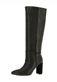 Bottes noires montantes avec un bout pointu, couvertes d'un maillage de clous métalliques, présentant un talon en daim texturé et un design bloc.