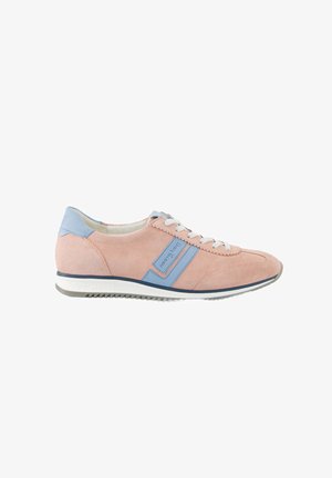 Roze suède sneaker met lichtblauwe accenten, witte veters en een gestructureerde zool. Heeft een blauwe logopatch aan de zijkant.