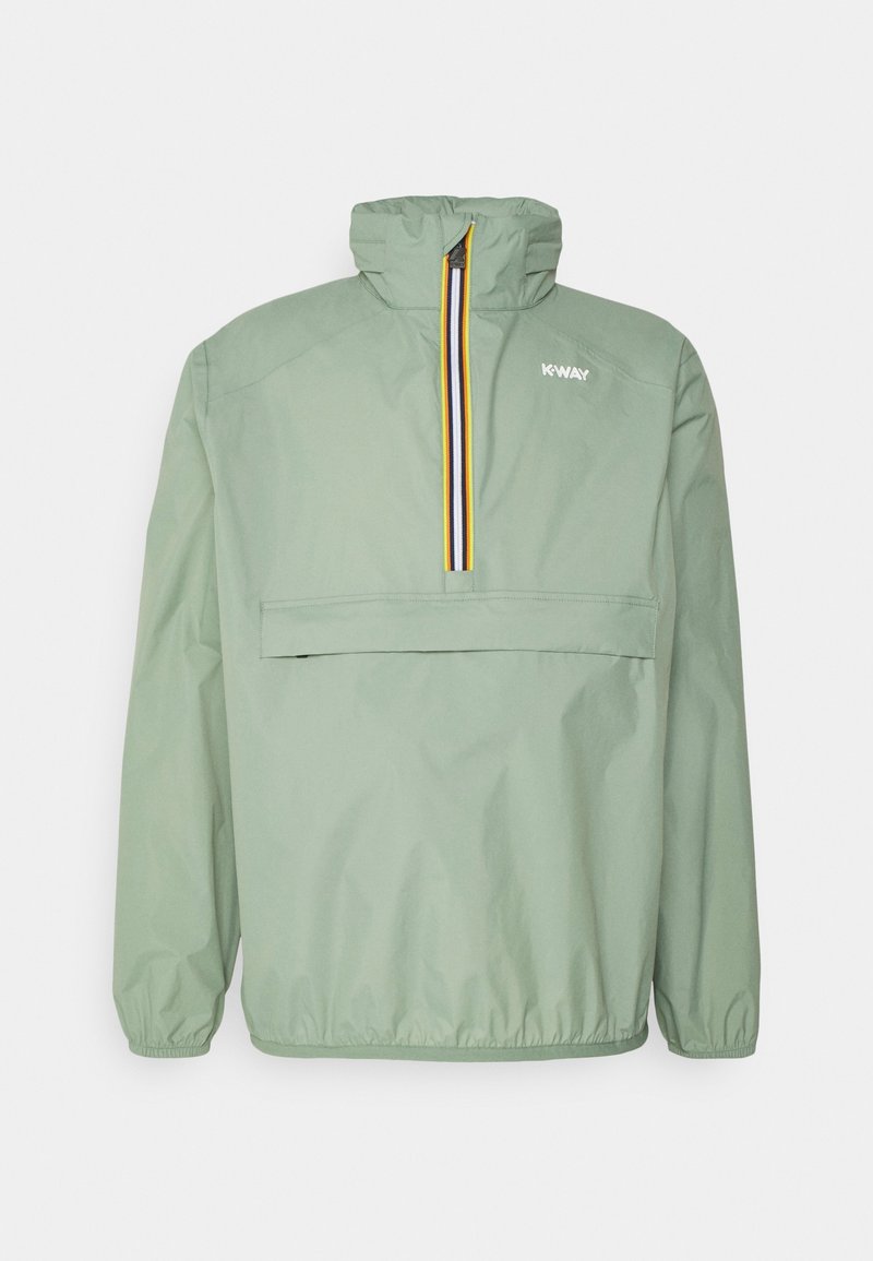 Veste pull-over vert clair avec un col haut, une fermeture éclair avant sur la moitié avec une bordure jaune et noire, et une poche avant à rabat.