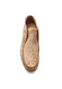 Chaussure mocassins en daim marron avec un bout rond et une texture lisse. Présente un design minimaliste et des panneaux élastiques latéraux pour le confort.