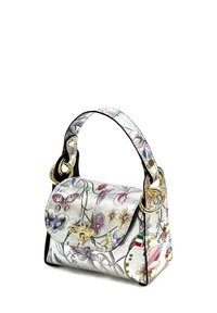 Handtas met bloemenpatroon, voorzien van een metallic zilveren afwerking, zwarte accenten, gouden hardware, een bovenhandvat en een decoratieve bijdetails.