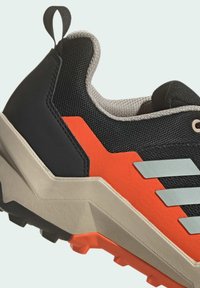 Adidas Terrex AX4 HIKING - Turistiniai batai - core black    silver   impact orange