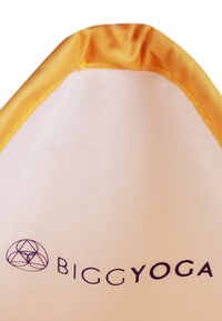 Yogamatte mit einer glatten weißen Oberfläche und einem orangen Satinrand. Mit einem Logo, das ein geometrisches Design in Lila zeigt. Der Text lautet "BIGGYOGA."