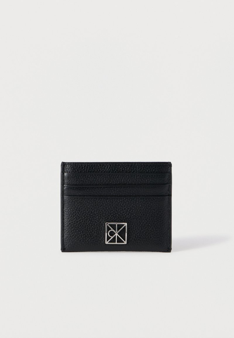 Μαύρο δερμάτινο θήκη για κάρτες με υφή, που διαθέτει ασημένιο γεωμετρικό λογότυπο και πολλαπλές θήκες για κάρτες για οργανωμένη αποθήκευση.