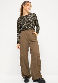 Studio Untold STRAIGHT WIDE LEGS TASCHEN SAUM-BINDEBAND - Cargobroek - taupe